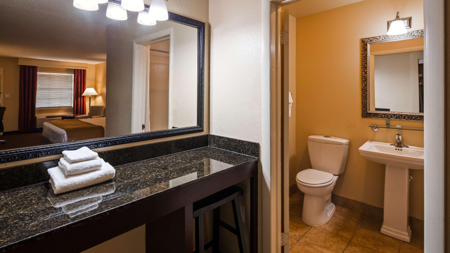 Bathroom 4, Best Western Coach House, Greene