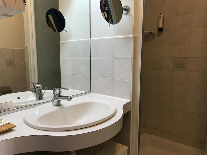 Bathroom 3, Logis Hotel La Villa Des Houx, Seine-Maritime