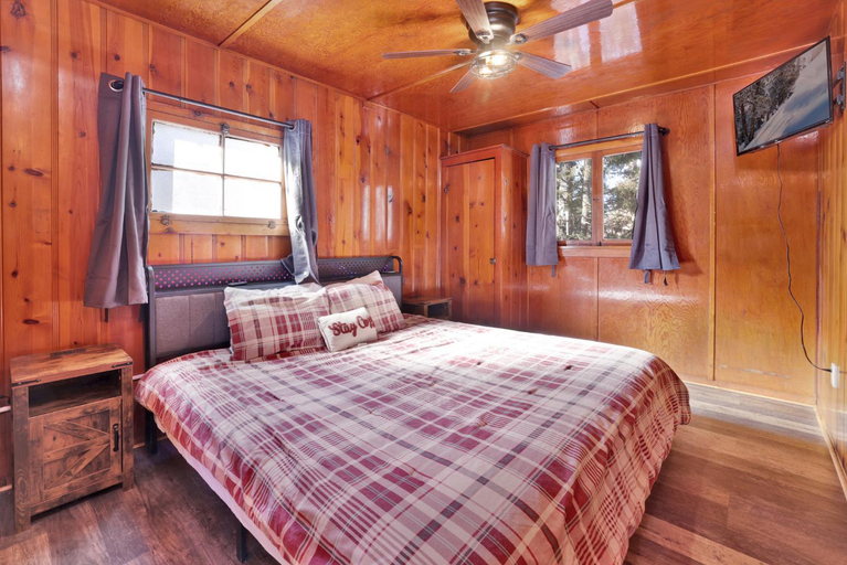 Bedroom 2, Little Pines Couples Lakeside Cabin by Big Bear Vacations, San Bernardino