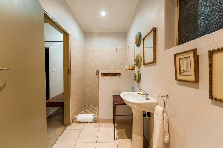 Bathroom 3, Nguni Lodge, Hwange