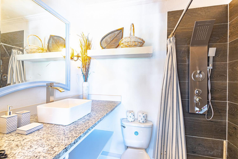 Bathroom, Pool Cottage BC