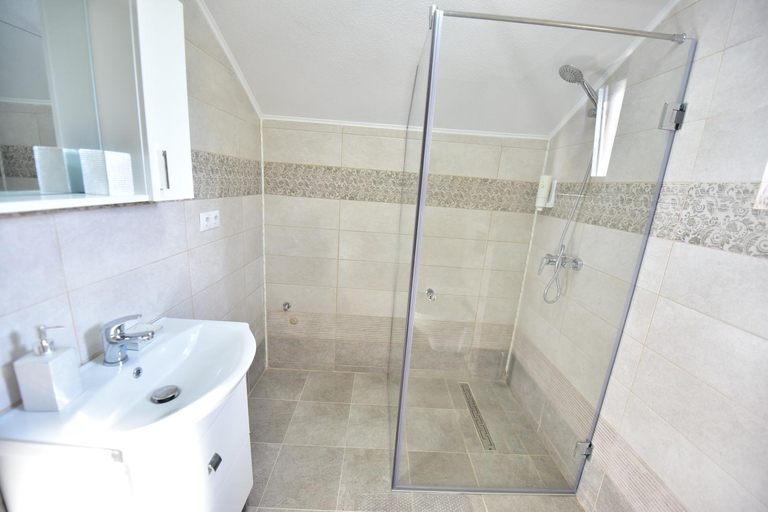 Bathroom 2, Regim Hotel Hanea jacuzzi in camera,piscina exterioara si sauna comuna, Sibiu