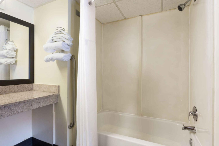 Bathroom 1, Heritage Inn Augusta, Richmond