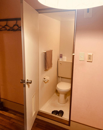 Bathroom 5, Hostels Hakuseisou, Naha