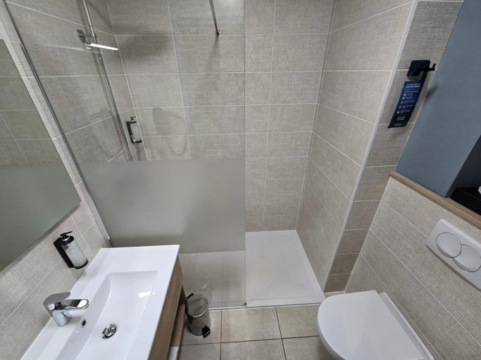 Bathroom 4, Kyriad Bordeaux Nord Sainte Eulalie, Gironde