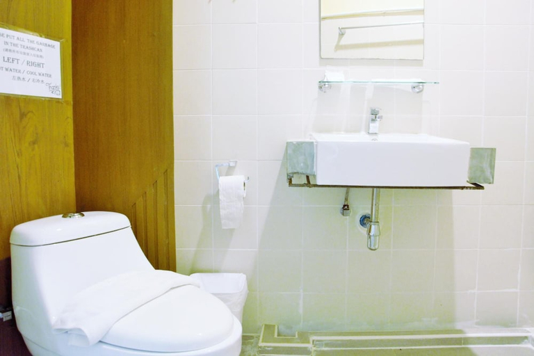 Bathroom 4, Casa Jip Guesthouse, Phuket Island