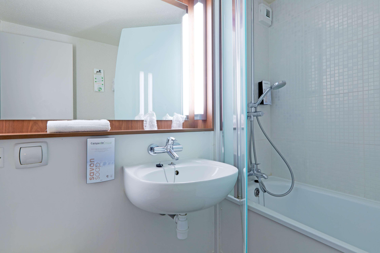 Bathroom 4, Campanile NATURE - Lille Est Villeneuve-d'Ascq, Nord