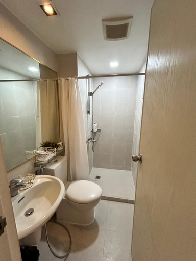 Bathroom, Win In Tuloyan Azure staycation, Parañaque