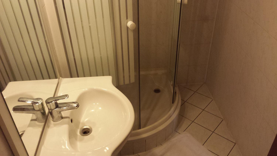 Bathroom 1, Kocsis Panzio es Etterem, Komárom