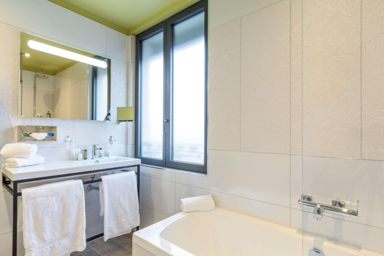Bathroom 4, Best Western De Dieppe, Seine-Maritime