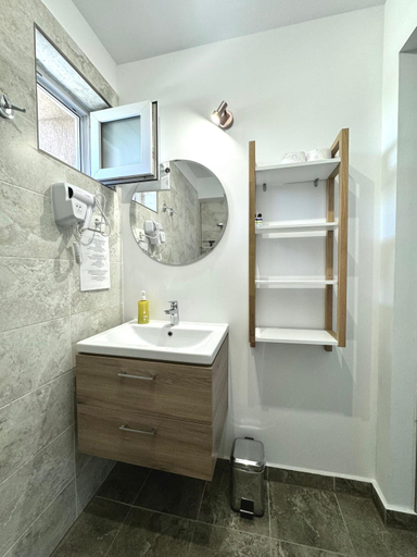 Bathroom 2, Vila Eric, Tuzla