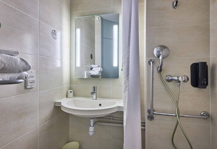 Bathroom 4, B&B HOTEL Caen Mémorial, Calvados