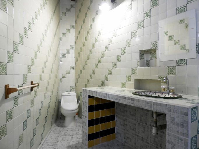 Bathroom 3, Plaza San Cayetano Panoramic House, Guanajuato