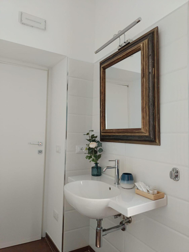 Bathroom 3, Casa Cicone, L'Aquila