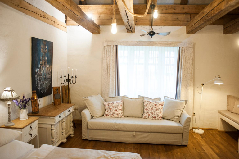 Others 4, Pajta Apartman es Vendeghaz, Tata