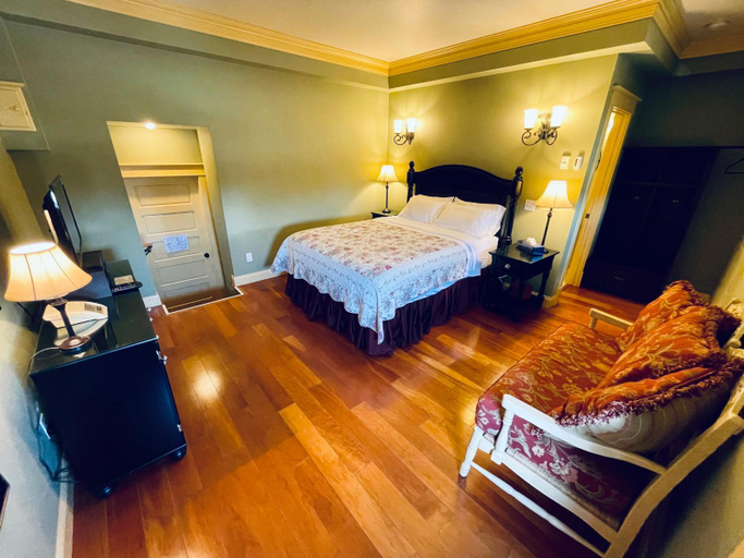 Others 5, The Vintage Inn, Redwood