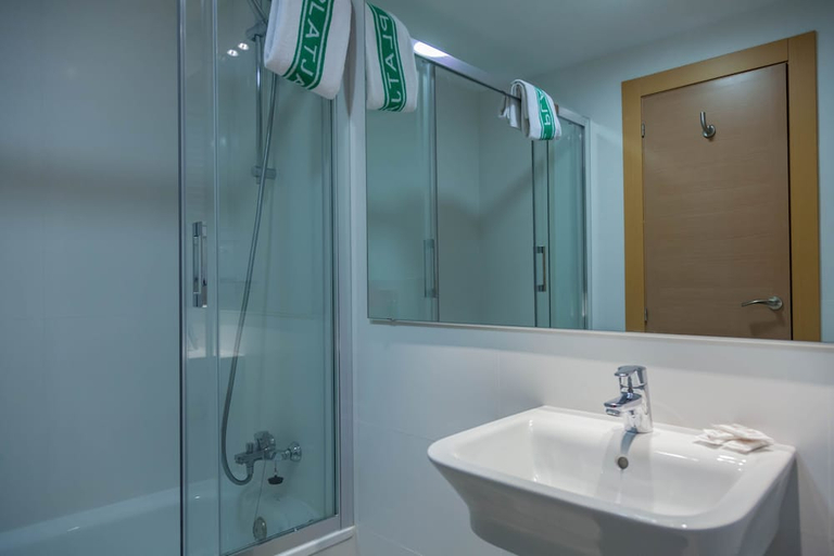 Bathroom 5, El Cid Hotel, Barcelona