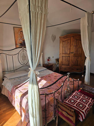 Bedroom 3, Holyfield, La Spezia
