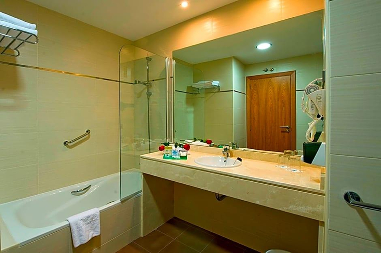Bathroom 4, Avant Aeropuerto, Madrid