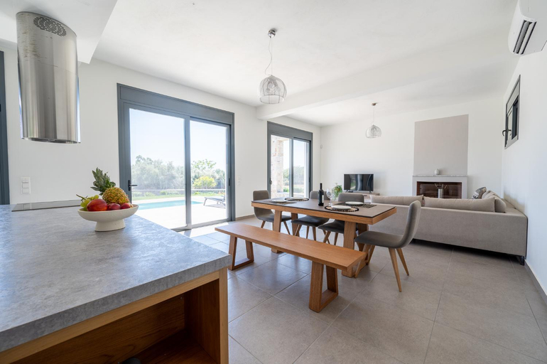 Others 4, Villa & Stone House with Pool, 10 Mins to Skala Eressos Beach, North Aegean