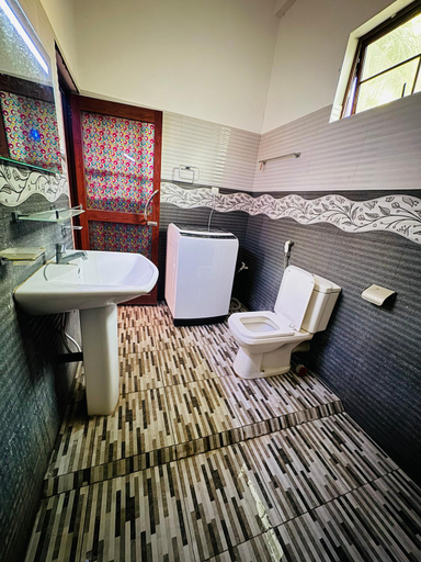 Bathroom 2, Sri Ratnadeepa villa, Thissamaharama