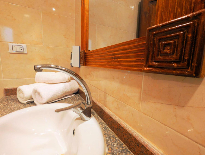 Bathroom 5, Mikhaila Guest House, Luxor