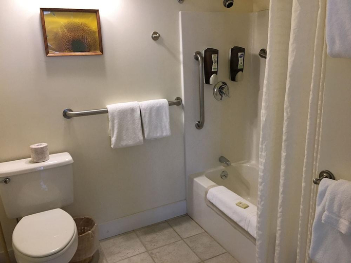Bathroom 4, Camden Riverhouse Hotel and Inn, Knox