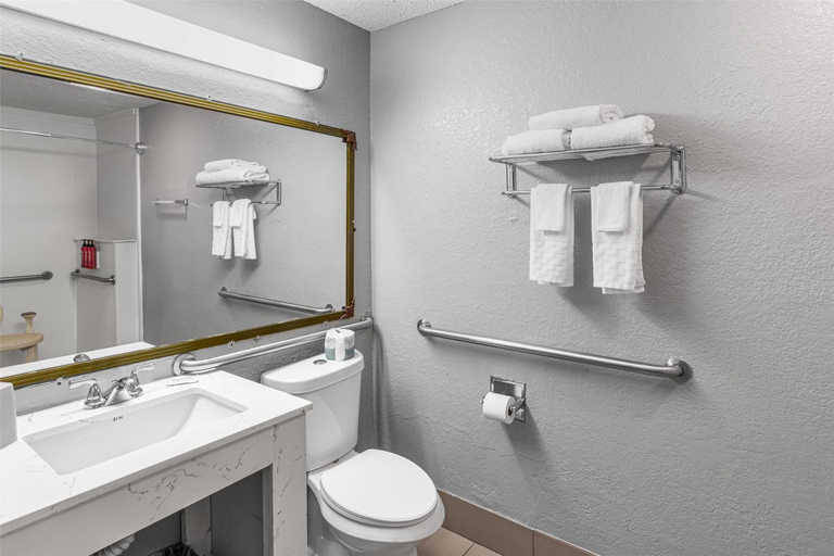 Bathroom 5, Surestay By Best Western Helen Downtown, White