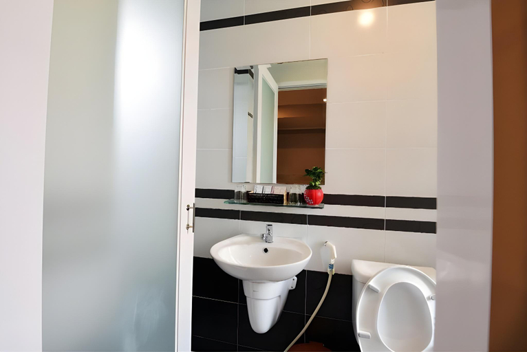 Bathroom 3, BinBin Hotel 5 - Near Lotte Mart D7, District 7