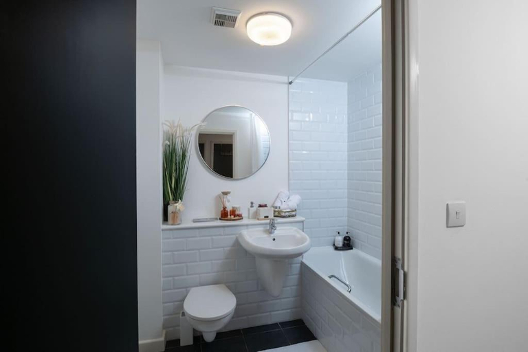 Bathroom, Gunwharf Quays Cozy Central Apartment, Portsmouth