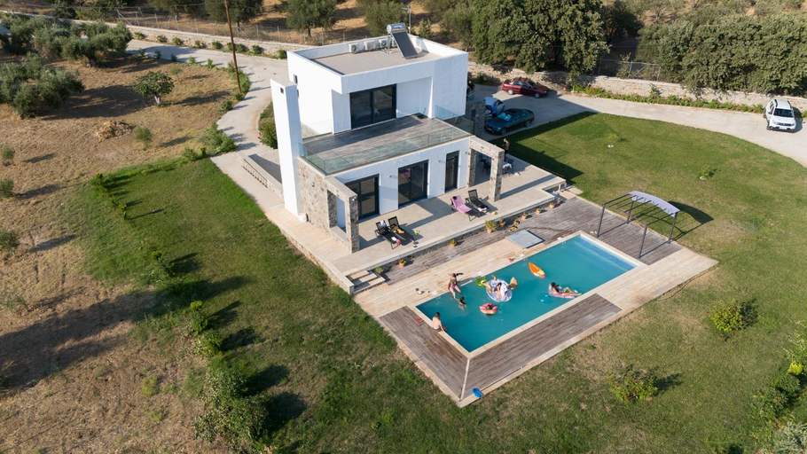 Others 2, Villa & Stone House with Pool, 10 Mins to Skala Eressos Beach, North Aegean