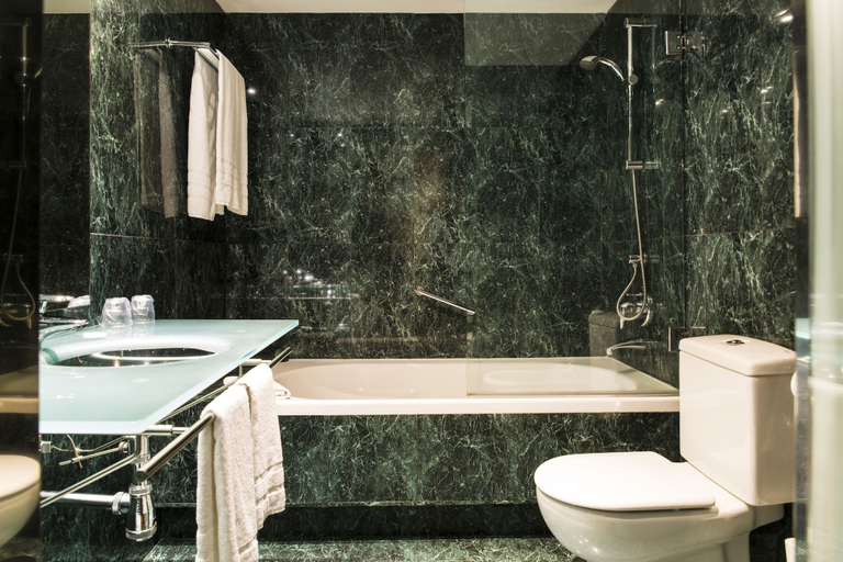 Bathroom 4, AB Arganda, Madrid