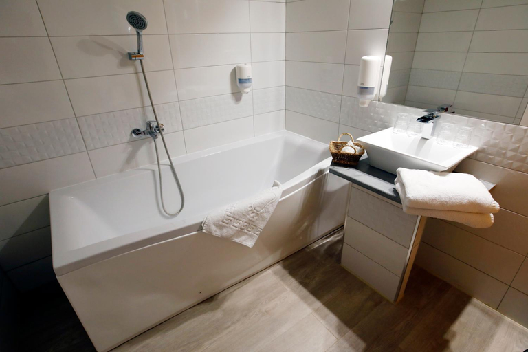 Bathroom 5, Wellness Hotel Laroba, Balatonalmádi