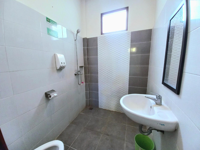 Bathroom 3, Homestay Syariah Malioboro by Simply Homy, Yogyakarta