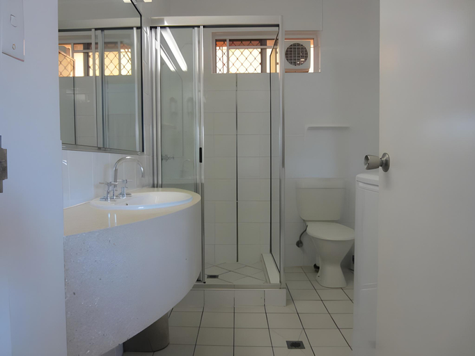 Bathroom 3, Tradewinds McLeod Holiday Apartments, Cairns