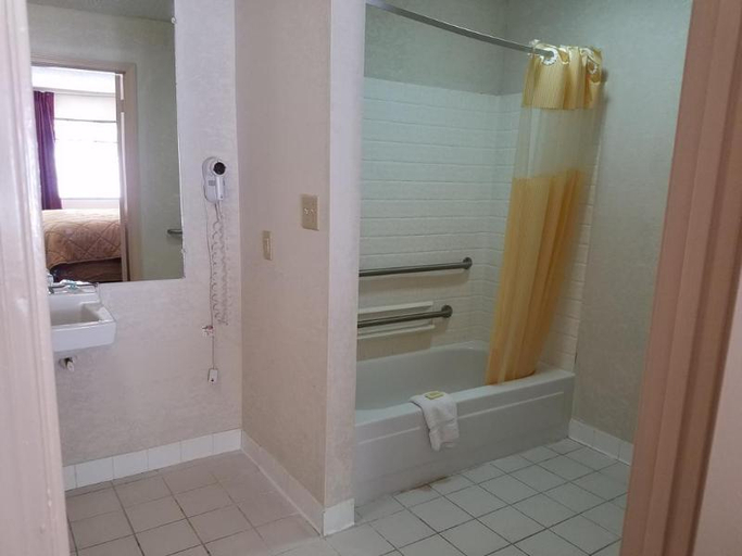 Bathroom 3, Ameriview Inn and Suites, White
