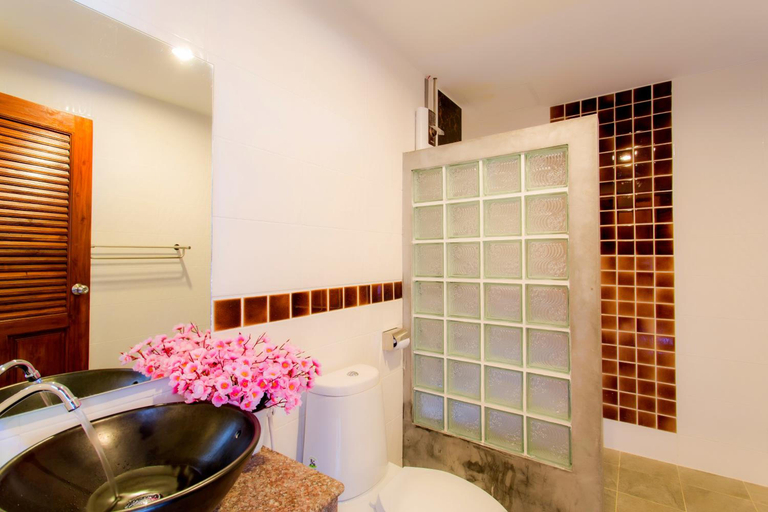 Bathroom 3, P.P. MAIYADA RESORT, Mueang Krabi