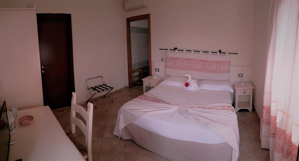 Bedroom 2, Meravisola, Cagliari