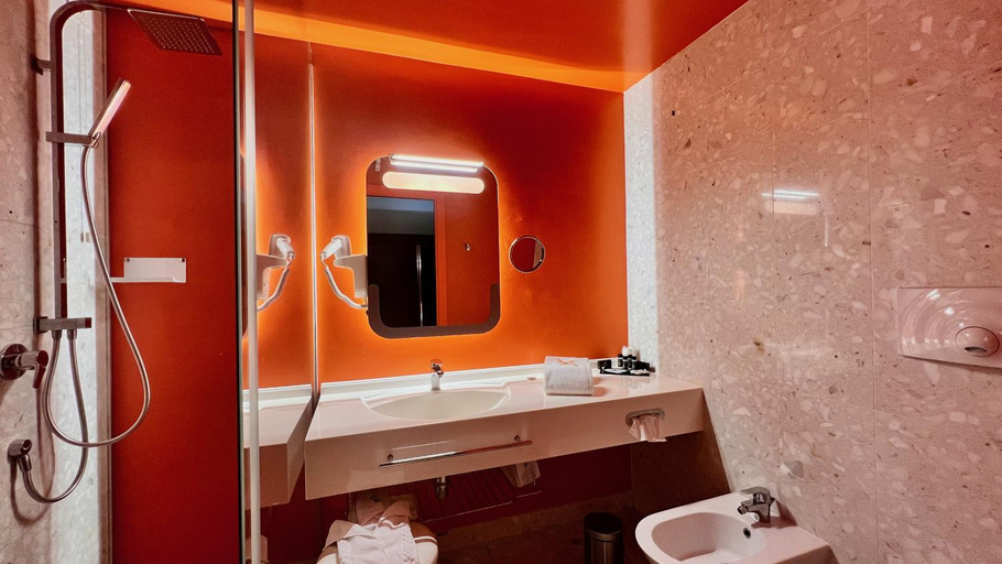 Bathroom 5, San Ranieri Hotel, Pisa