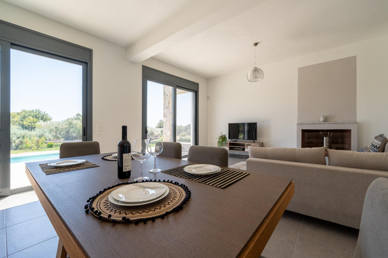 Others 5, Villa & Stone House with Pool, 10 Mins to Skala Eressos Beach, North Aegean
