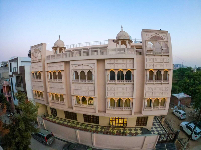 Exterior & Views