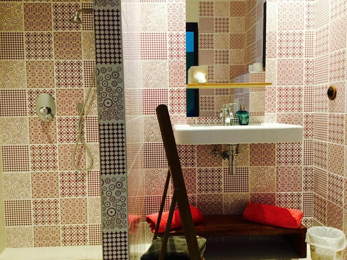 Bathroom 4, Hotel Rossi, Corse-du-Sud