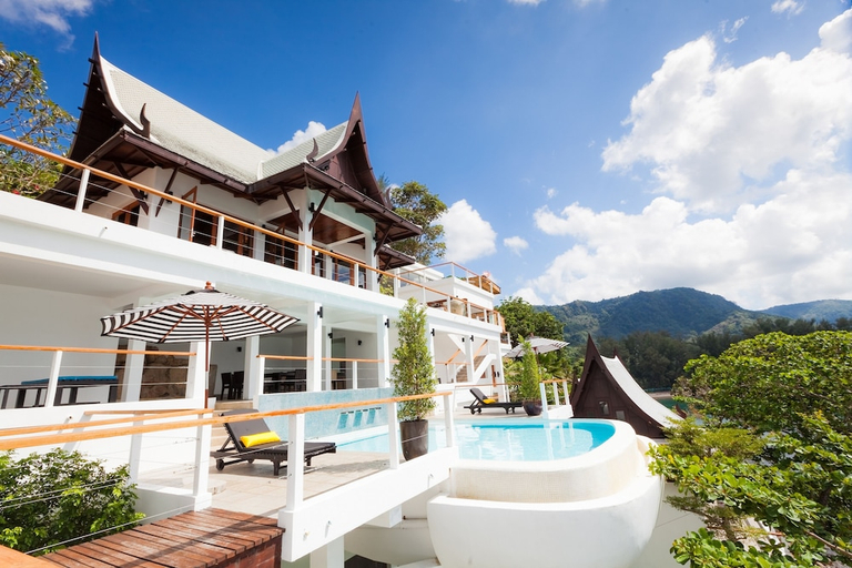 Exterior & Views