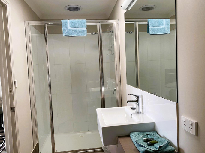Bathroom 5, Dalvue Motel, Corangamite - North