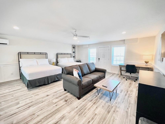 Others 5, 302 Queen Suite, 3rd Floor Low Tide, Pender