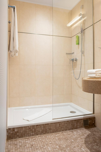 Bathroom 5, Hotel Parc Plaza, Luxembourg