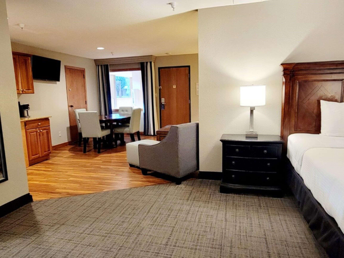 Bedroom 4, Bw Plus Dubuque Hotel & Conference Center, Dubuque