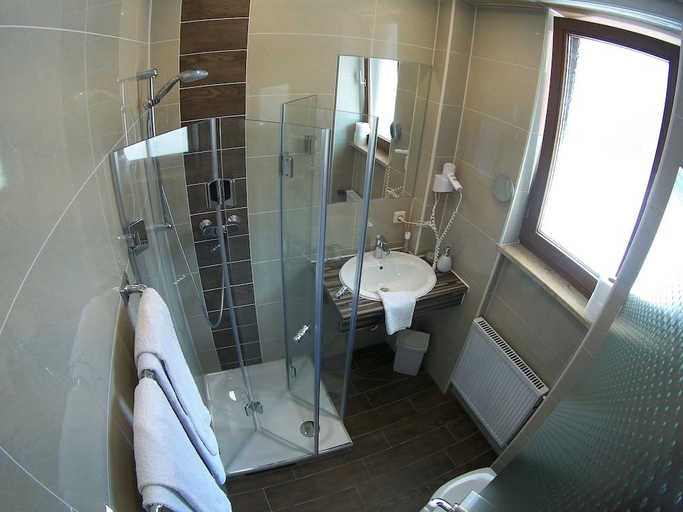 Bathroom 4, Rothsee Hotel, Roth