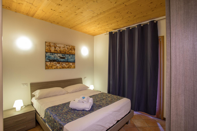 Bedroom 3, Blue villa with shared pool and private garden near Sal, Brescia