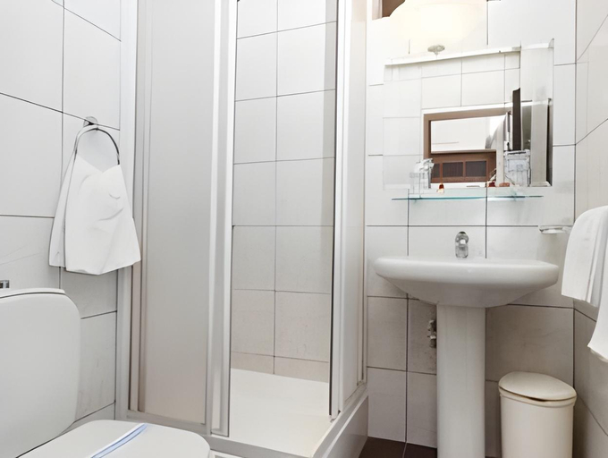 Bathroom 4, Admiral